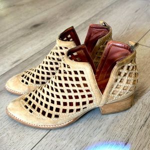 Jeffrey Campbell ankle boots size 8.5 tan suede